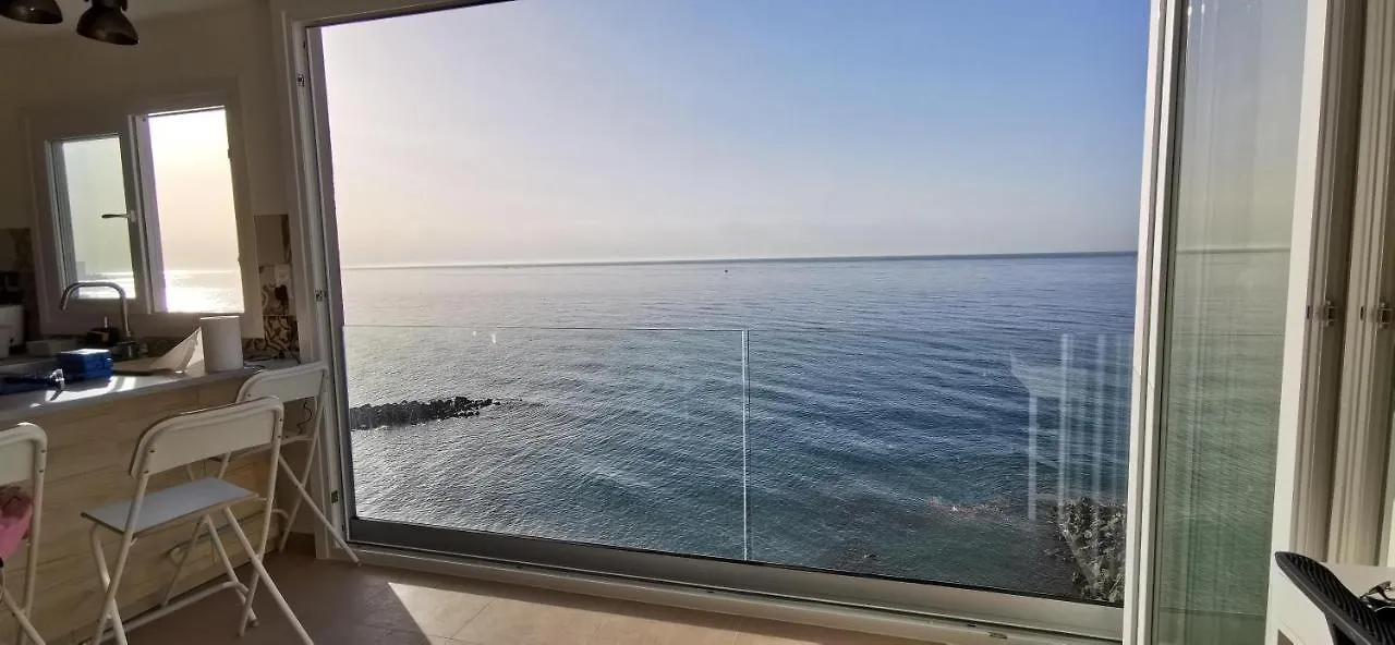 La Perla Cruise Apartment On Private Beach, Modern With Aircon & Wifi Benalmadena